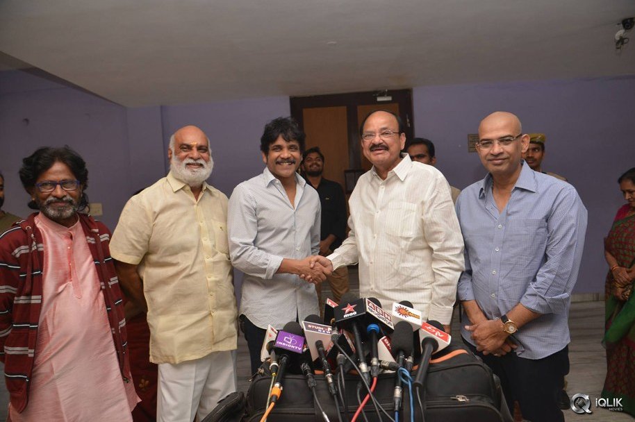 Venkaiah-Naidu-at-Om-Namo-Venkatesaya-Movie-Special-Show